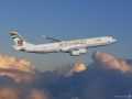 طيران الاتحاد يوقع اتفاقية بالرمز مع كوانتاس