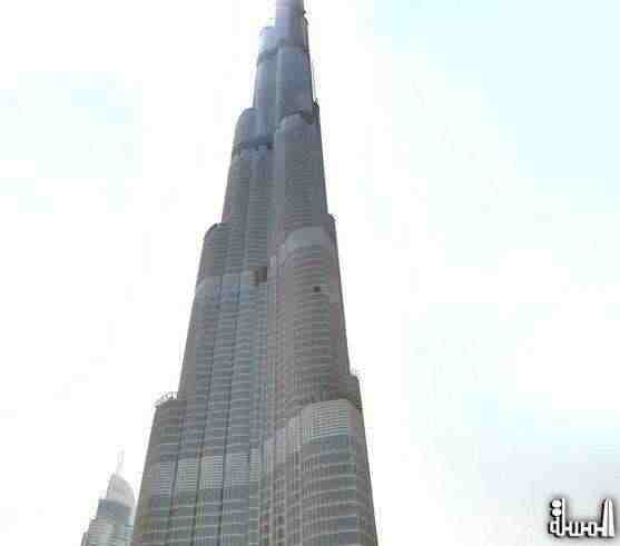 الرجل العنكبوت يتسلق برج الخليفة في دبي