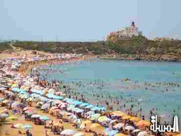 مليونا جزائري يواجهون شبح الصيف دون عطلة بالخارج