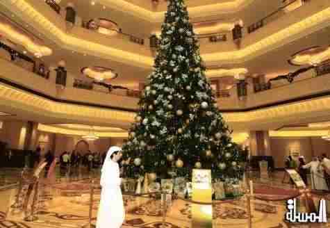 قصر الإمارات يحطم الرقم القياسى فى موسوعة جينيس لصنع أغلى شجرة مزينة بالمجوهرات بالعالم