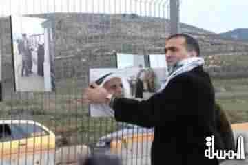 فلسطينى يصمم ختم دخول يقدمه للاجانب عند الوصول لبلاده