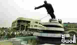 عرض قطعة من تمثال صدام حسين فى مزاد بصالة هانسونز بلندن