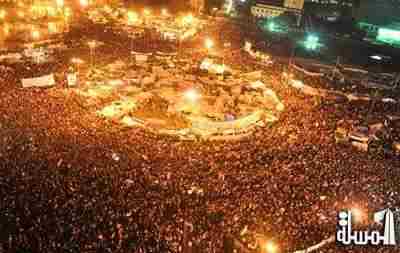 ميدان التحرير يستقبل العام الجديد بالشموع لجذب السياحة إلى مصر