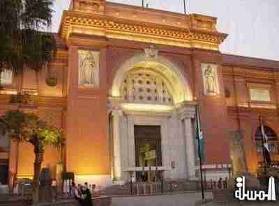 توافد مرشدون سياحيون من الاقصر إلى ميدان التحرير لحماية المتحف المصرى