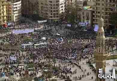 متظاهرى التحرير يغلقون الميدان أمام حركة سير السيارات