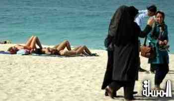 الإمارات العربية تطبق قواعد اللباس على السياح