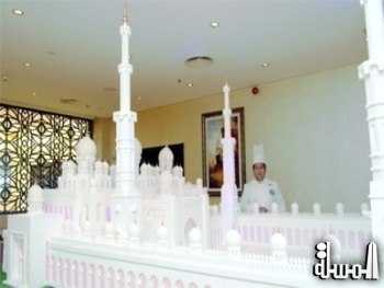 شاب غير مسلم يبني مجسم مسجد ضخم بحجم حافلة