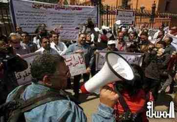 وقفة احتجاجية للمرشدين السياحيين أمام المتحف المصرى