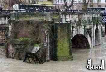 غلق أشهر جسور روما التاريخى بسبب فيضان نهر التيبر