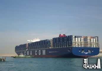أكبر سفينة حاويات في العالم تعبر قناة السويس
