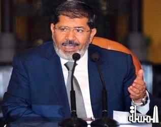 الرئيس مرسى يعود لقصر الرئاسة لممارسة عمله رغم المظاهرات