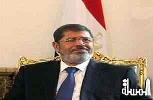 متظاهرون عند قصر الرئاسة المصري يهتفون خلال كلمة لمرسي 