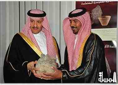 الأمير سلطان بن سلمان يتسلم قطعة أثرية تعود إلى فترة ما قبل الإسلام