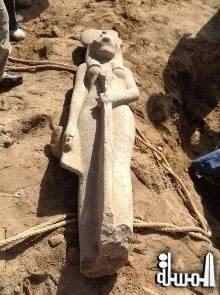 اكتشاف تمثال للإلهة سخمت من الجرانيت الأشهب بمعبد الكرنك