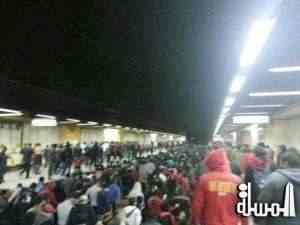 الالتراس يقتحمون محطة مترو سعد زغلول و يقطعون القضبان