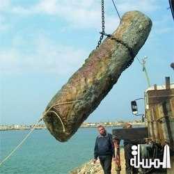 العثور على أعمدة وتيجان رخامية تعود للعصر الروماني في بحر غزة