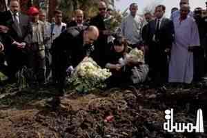 مصريون ويابانيون ينثرون الزهور في موقع سقوط منطاد الأقصر