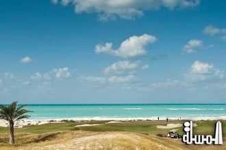 التطوير والاستثمار السياحي تفتتح أول شاطئ عام على جزيرة السعديات بأبوظبى