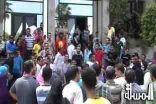وقفة لعشرات العاملين من ميناء القاهرة الجوى احتجاجا على تغيير رئيس الشركة
