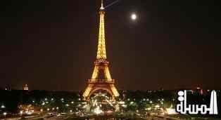 السلطات الفرنسية تخلي برج إيفل إثر إنذار بوجود قنبلة