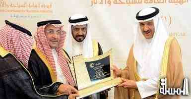 الأمير سلطان بن سلمان يسلم أول رخصة موتيل  لمستثمر بالأحساء