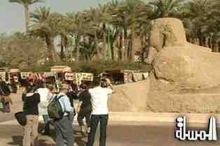 عشرات المحتجين  يغلقون مقابر ملكات الفراعنة بالأقصر أمام السياح