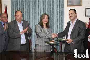 وزيرة سياحة فلسطين تبرم مذكرة تعاون مع العيزرية بخصوص اثار المدينة