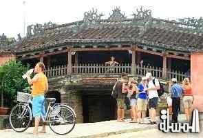Tourists flock to Vietnam s ancient town of Hoi An