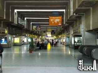 ركاب يفترشون مهبط مطار القاهرة احتجاجا على تعطل طائرتهم المتجهة إلى السعودية