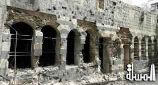 اضرار في قلعة الحصن بعد استهدافها بغارة للطيران السوري