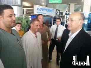 وزير الطيران المدنى يقوم بجولة تفقدية بمطار القاهرة الدولى