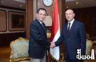 وزير الطيران يوقع مع سفير اندونيسيا عقد تشغيل خط مباشر بين القاهرة وجاكرتا