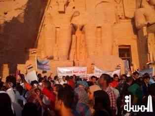 الآلاف من المصريين والسائحين احتفلوا بتعامد الشمس على وجه رمسيس الثاني بمعبد أبو سمبل