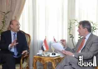 فاضل يطالب السفير الهولندي برفع حظر السفر إلى مصر