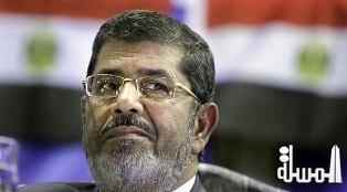 القاضى يرفع الجلسة حتى ارتداء مرسى زى الحبس الاحتياطى