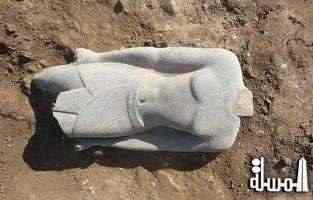 العثور على تمثال اثري بدون رأس بمعبد أرمنت بالأقصر