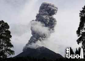 إندونيسيا تطلق انذارات لايقاف حركة الملاحة الجوية بسبب ثوران بركانين