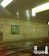 بالفيديو .. الأمطار تسقط سقف صالة القدوم بمطار الملك فهد بالدمام