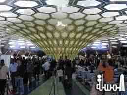 مطار أبوظبى يشهد عبور 84 % مسافر يحملون هواتف ذكية