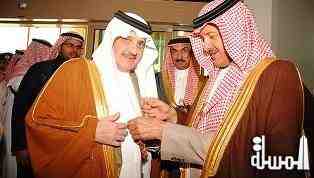 Prince Sultan bin Salman presents tourist guide licenses to Governor of EP and Al Ahsa Mayor