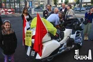 مغامر مصري ينطلق بدراجة بخارية من سويسرا لليابان رافعاً علم مصر
