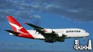 Qantas plans early repayment of debt