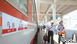 انطلاق القطار السياحي الخاص في رحلة إلى شمال شينجيانغ