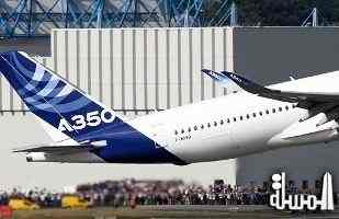 وفد من «ستراتا» يطلع على طائرة إيرباص A350 في مطار العين