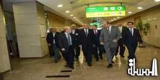 وزير الطيران يتفقد الخدمات المقدمة للركاب بمطار القاهرة الدولي