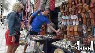 بالصور..هل ينفخ السياح الروح في الأسواق التقليدية التونسية؟