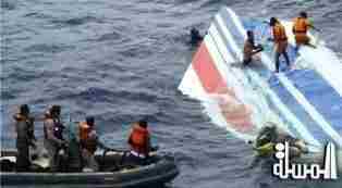 فرق الانقاذ تعثر على جسمين كبيرين خلال البحث عن طائرة اير آسيا