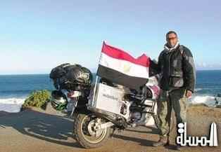 الرحالة المصرى عمر منصور يقوم برحلة للقطب الشمالى على دراجته النارية