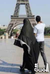 فرنسا تصدر منشورا يحذر السائحات العرب من إرتداء ملابس تخفى معالم الوجه