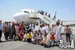 وصول الصيادين المصريين من السودان الى مطار القاهرة.. بالصور